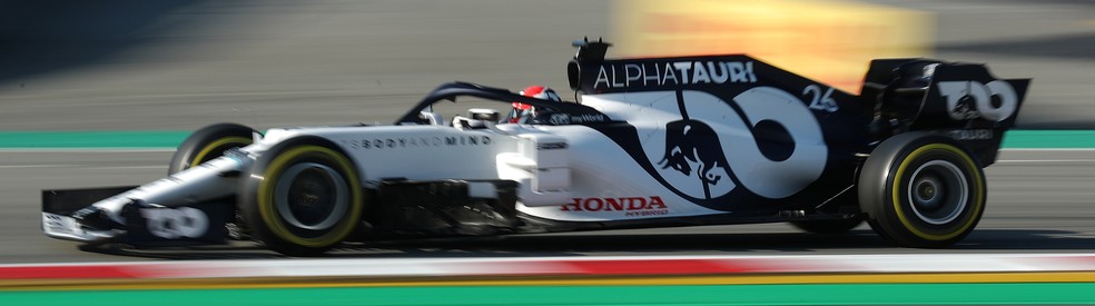 Alpha Tauri pilotada por Daniil Kvyat durante a pré-temporada na Espanha — Foto: Reuters