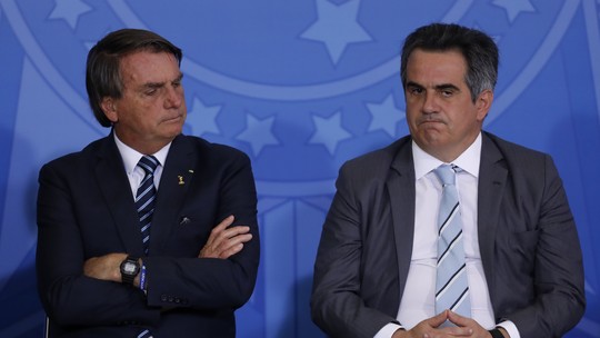 Ex-ministro diz que Bolsonaro adiou volta ao Brasil para pagar passagem mais barata