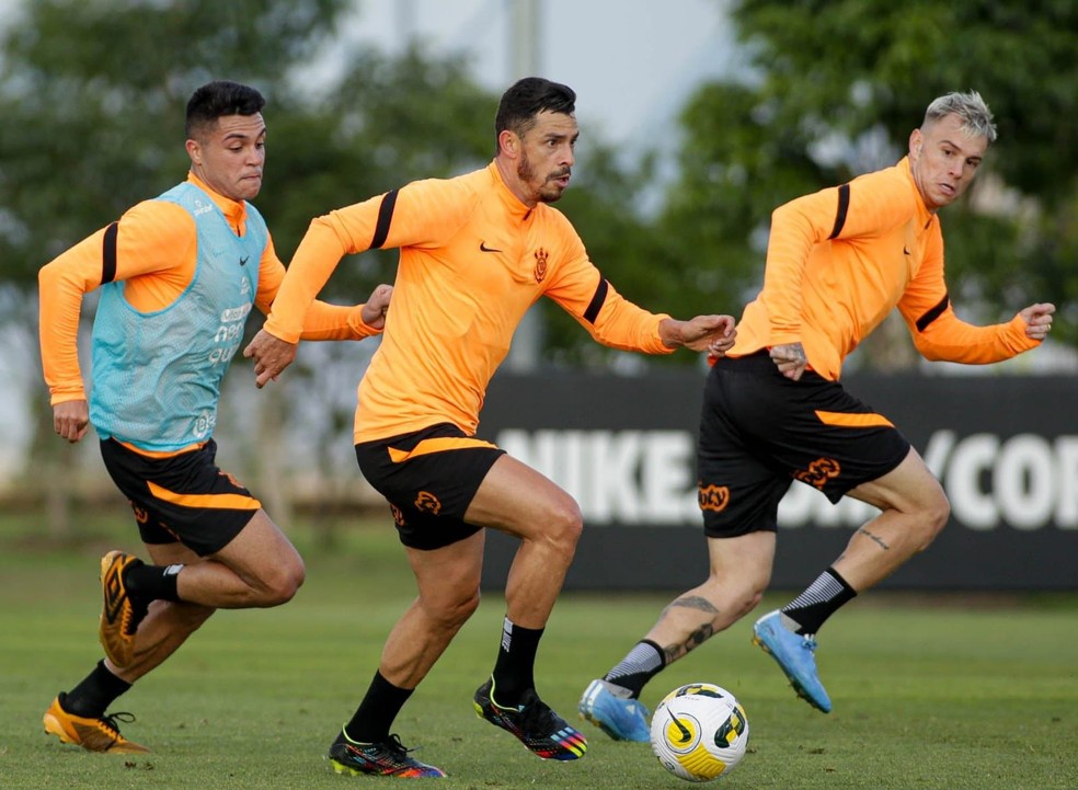 Reserva de luxo com Vítor Pereira, Giuliano jogou todas com Lázaro no Corinthians em 2022