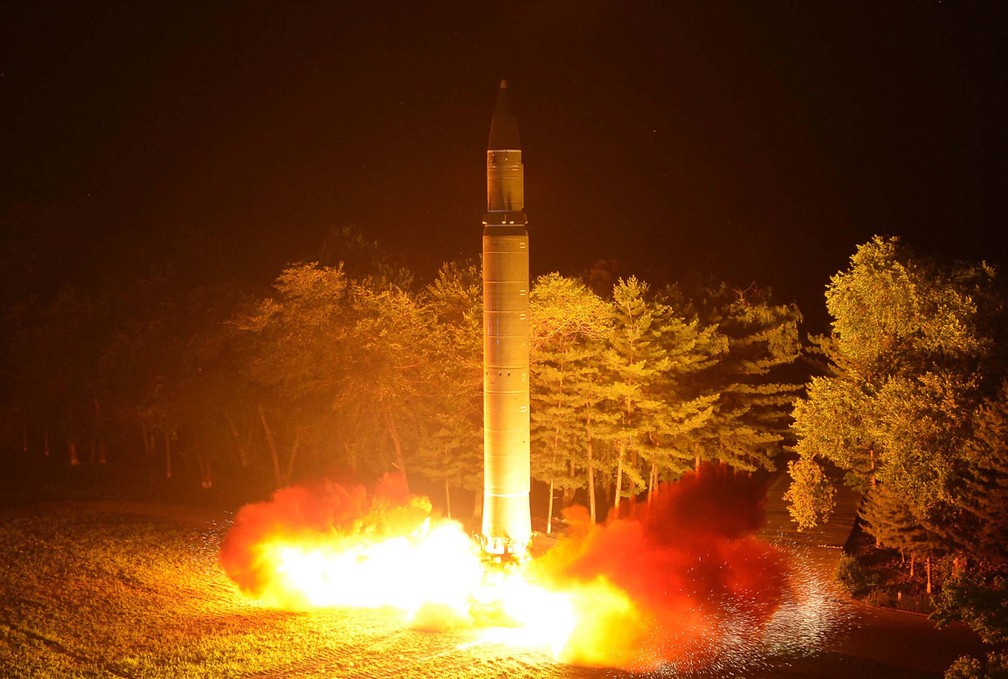 KCNA divulgou imagem do que ela diz ser o mÃ­ssil balÃ­stico intercontinental Hwasong-14 de um local nÃ£o identificado na Coreia do Norte, em julho de 2017 â€” Foto: Korean Central News Agency via AP