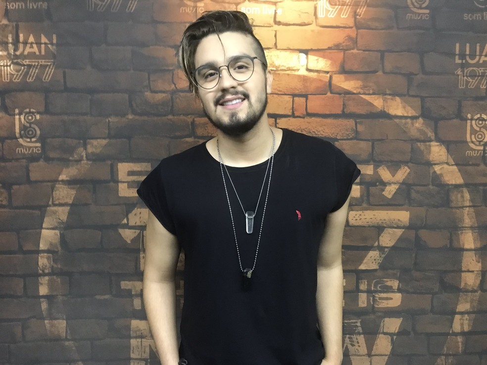 Luan Santana no camarim antes do show no Planeta Atlântida (Foto: Rafaella Fraga/G1)