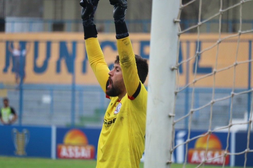 Otávio Passos, goleiro do Campinense, após defender pênalti de Janeudo nos acréscimos da partida contra o Fluminense-PI — Foto: Pablo Cavalcante / ge