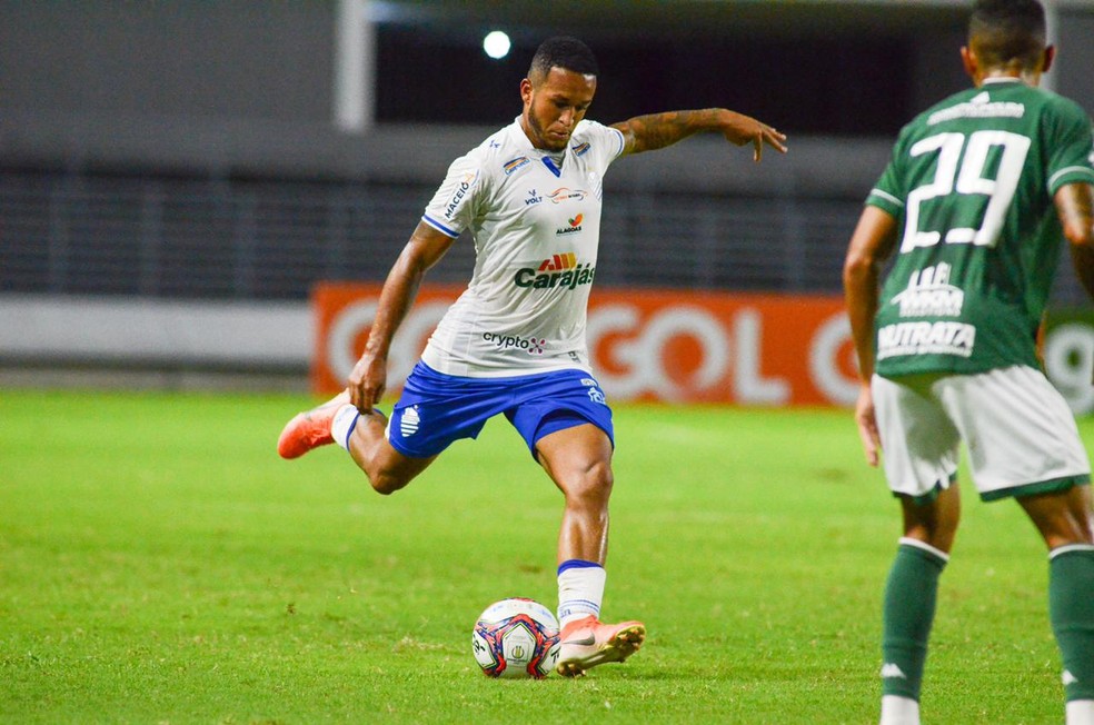 Volante Giva Santos estreou contra o Guarani — Foto: Augusto Oliveira/CSA