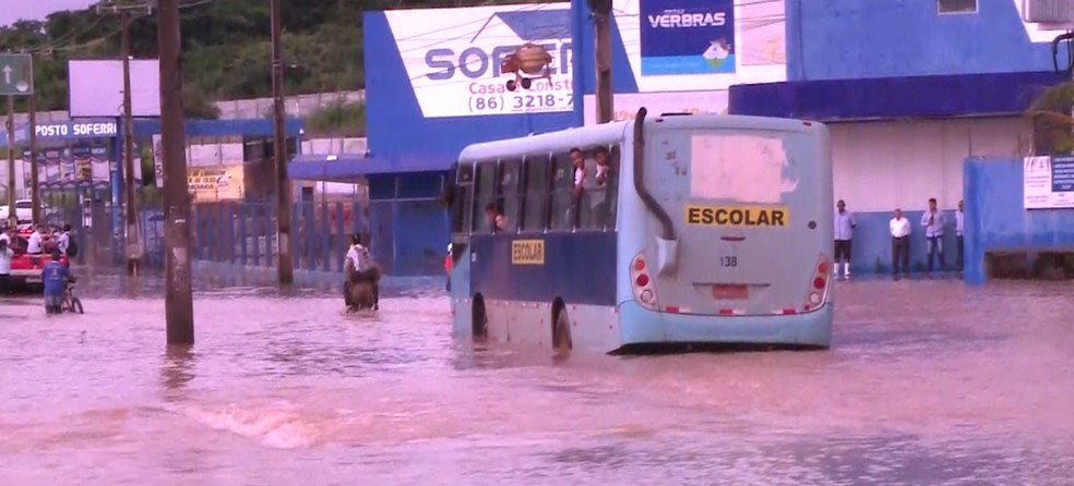 Ônibus preso na Avenida Joaquim Nelson, Zona Sudeste de Teresina — Foto: Reprodução/TV Clube
