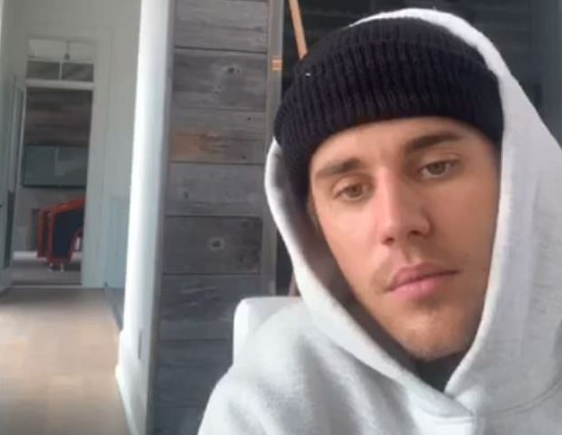 O músico Justin Bieber no vídeo em que ele revela se arrepender de ter feito sexo antes do casamento (Foto: Facebook)