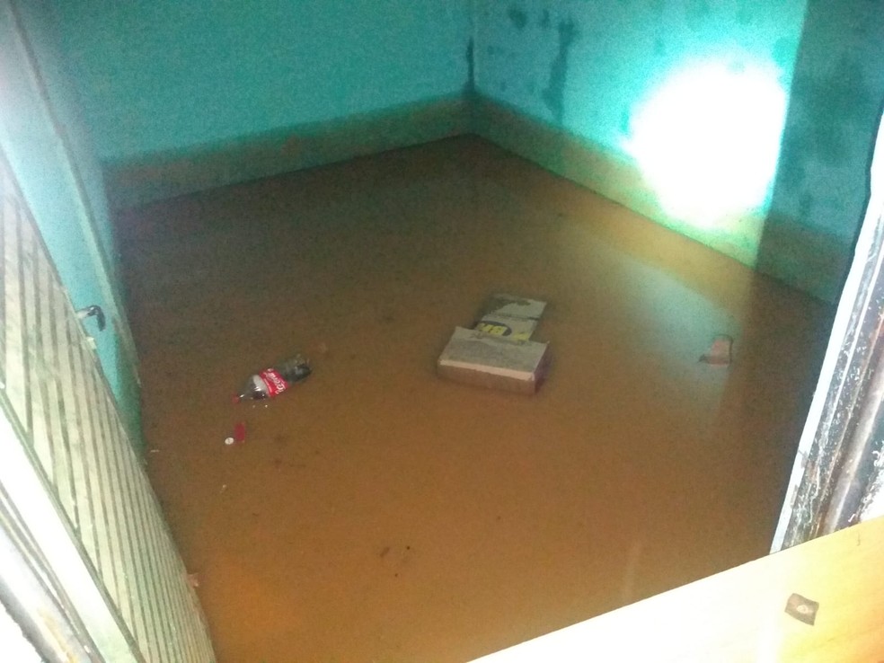 Várias casas foram alagadas pela chuva em Montes Claros — Foto: Corpo de Bombeiros/ Divulgação