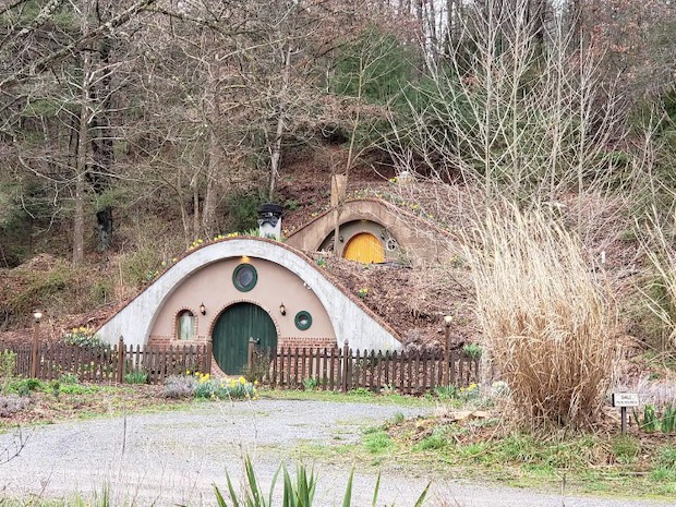 A casa subterrânea chamada Hobbit Style Underground Cabin parece saída do filme O Senhor dos Anéis (Foto: Airbnb / Divulgação)