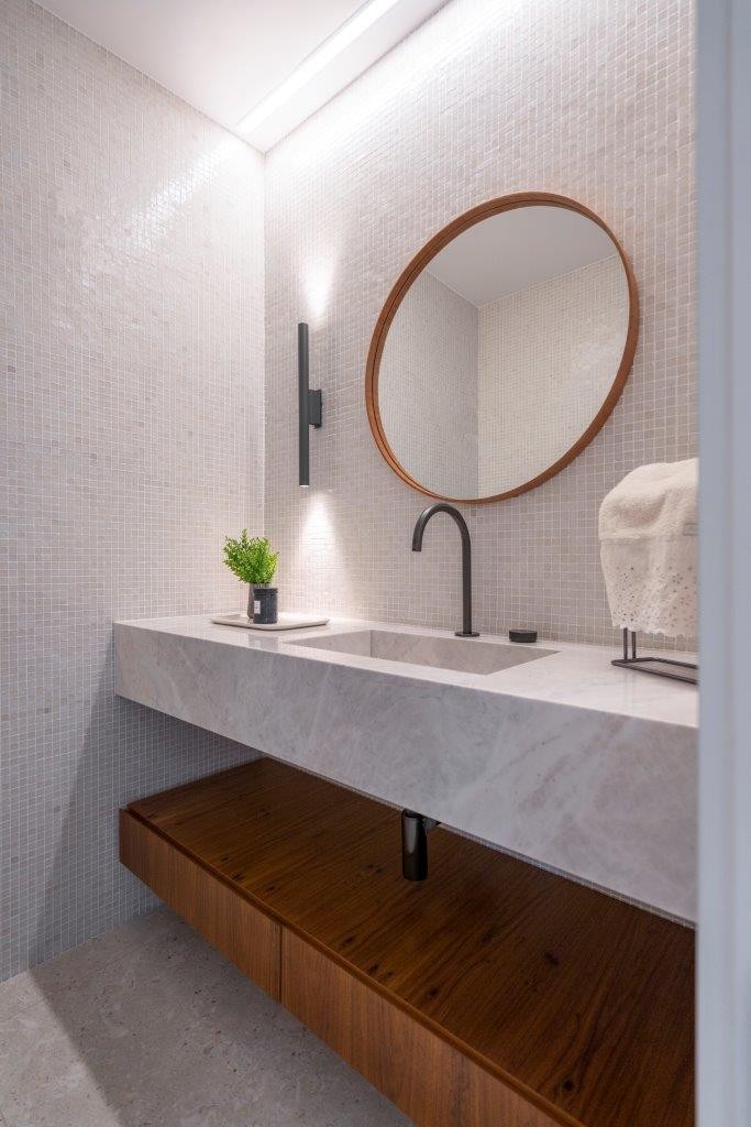 BANHEIRO | O mármore branco reveste o piso do banheiro do casal. A cuba é da Deca (Foto: Cristiano Bauce / Divulgação)