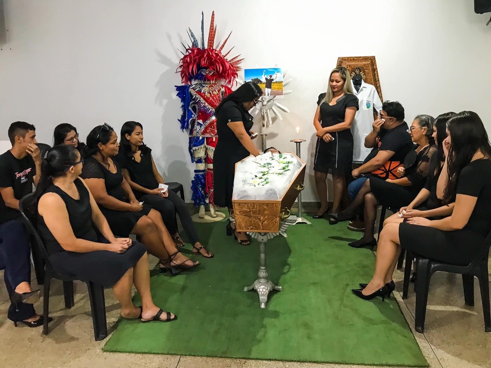 Alunos de curso de eventos simulam funeral em Manaquiri, no Amazonas &mdash; Foto: Prefeitura de Manaquiri