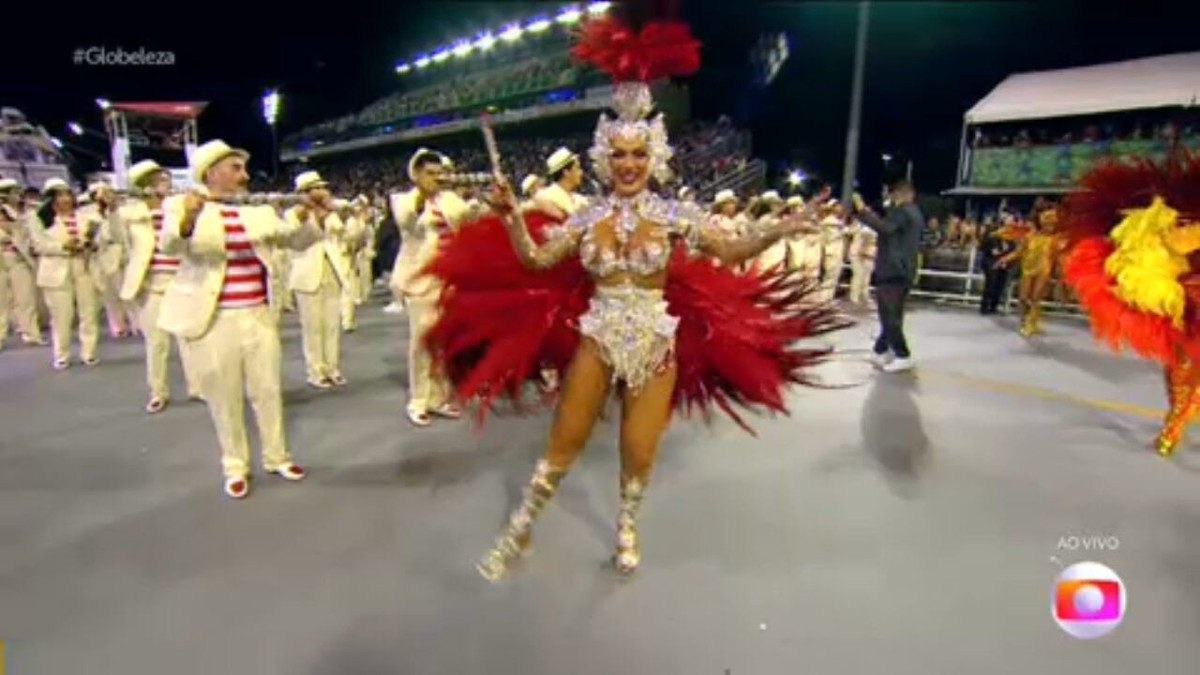 Colorado do Brás exalta escritora Carolina Maria de Jesus em desfile contra o preconceito e com rainha trans - Globo