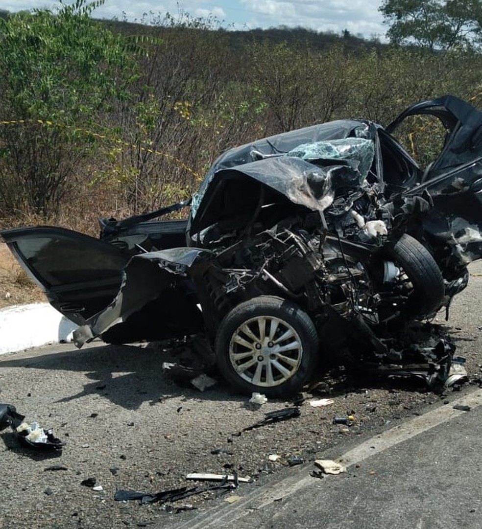 Carro ficou destruído após colisão frontal na BR-232, em Pesqueira — Foto: PRF/Divulgação