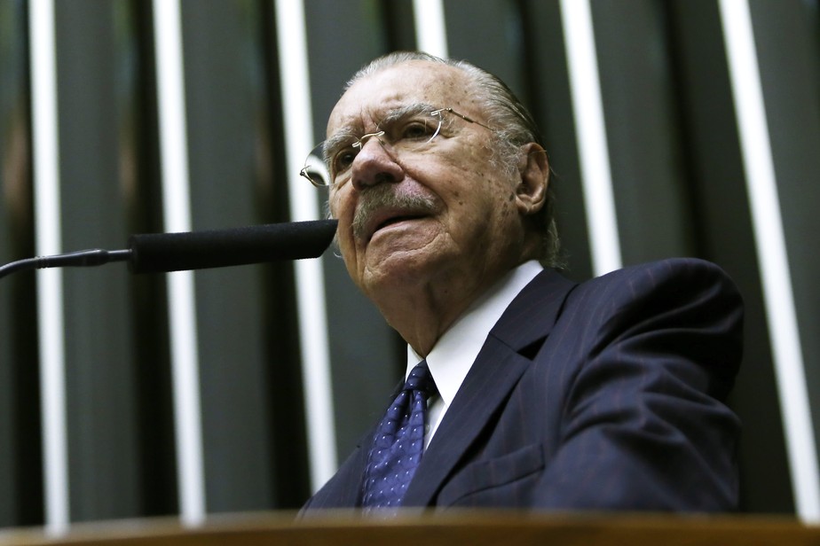 O ex-presidente José Sarney discursa na Câmara dos Deputados
