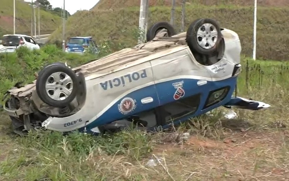 Policiais ficaram feridos após viatura capotar durante perseguição em Salvador, na manhã desta quinta-feira (26) — Foto: Reprodução/TV Bahia