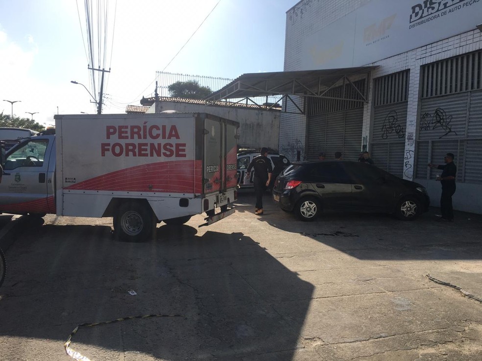 Pai mata filha, atira contra mulher e comete suicídio em avenida de Fortaleza. — Foto: Felipe Mesquita/ SVM