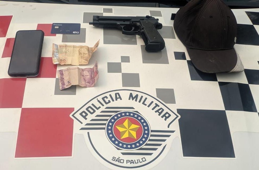 Assaltante usou uma pistola de brinquedo para render a vítima em Dracena — Foto: Polícia Militar