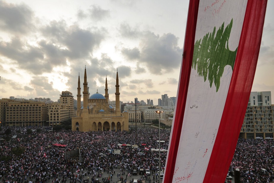 Manifestantes se concentram em Beirute, Líbano, no domingo, 20 de outubro