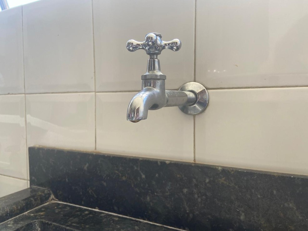 Em Caraúbas, na região Oeste, o abastecimento de água deve ficar suspenso até o próximo sábado (27) — Foto: Julia Galvão