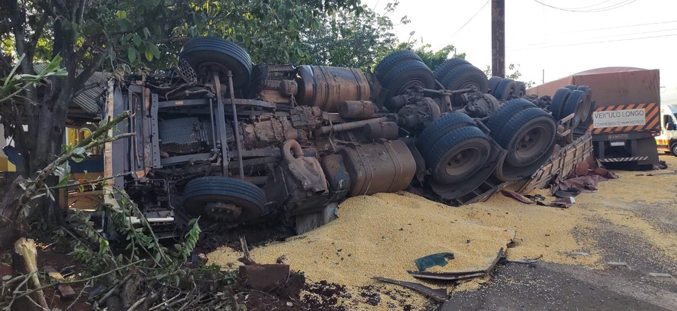 Após a colisão, a carreta tombou e a carga ficou espalhada na pista — Foto: Vinicius Santana/Arquivo Pessoal