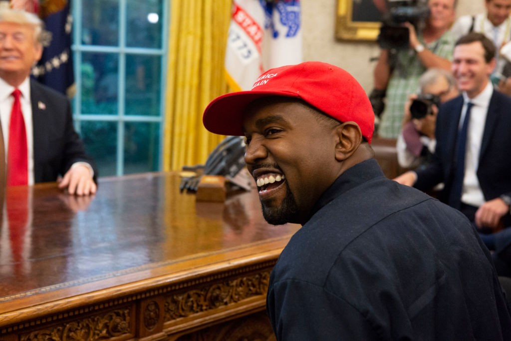 WASHINGTON, DC - OCTOBER 11: Rapper Kanye West laughs during a meeting with President Donald Trump in the Oval Office of the White House in Washington D.C. on October 11, 2018. (Photo by Calla Kessler/The Washington Post via Getty Images) (Foto: The Washington Post via Getty Im)