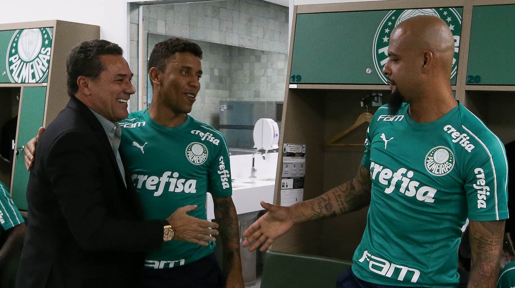 Vanderlei Luxemburgo cumprimenta Felipe Melo no retorno ao Palmeiras — Foto: Cesar Greco/Palmeiras