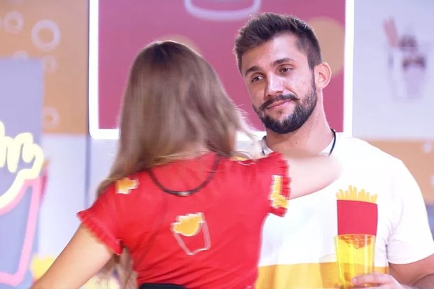 Carla Diaz conversa com Arthur em festa na noite de sábado (13) no BBB21 (Foto: TV Globo)