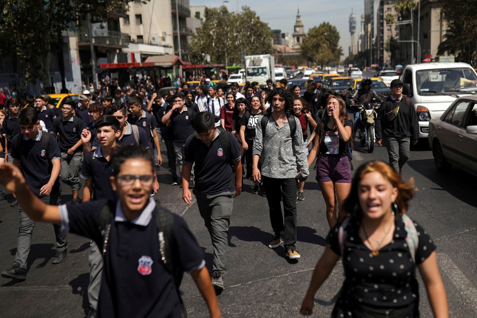 Alunos do ensino médio fazem protesto em Santiago, em 5 de julho de 2022 — Foto: Pablo Sanhueza/Reuters