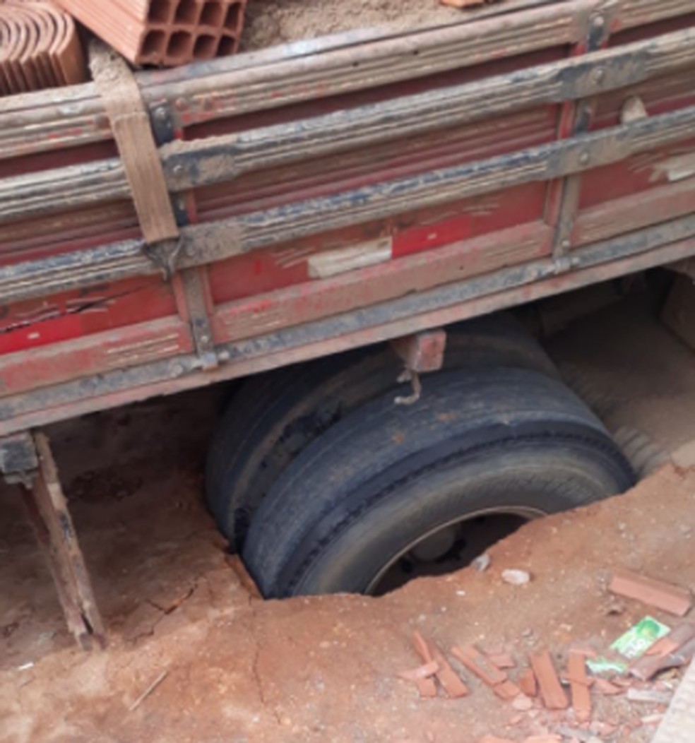 Jovem fazia entrega de material de construção quando foi prensado pelo veículo e acabou morrendo, no Ceará. — Foto: Corpo de Bombeiros/Divulgação