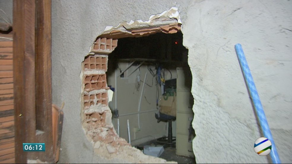 Assaltantes roubaram uma agÃƒÂªncia dos Correios na madrugada desta sexta-feira (20) no Bairro do Porto, em CuiabÃƒÂ¡ (Foto: TV Centro AmÃƒÂ©rica)