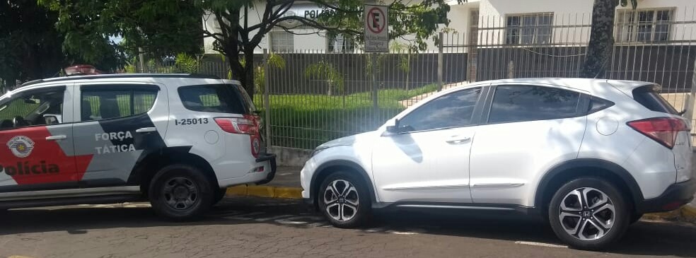 Carro foi apreendido em Osvaldo Cruz — Foto: Polícia Militar