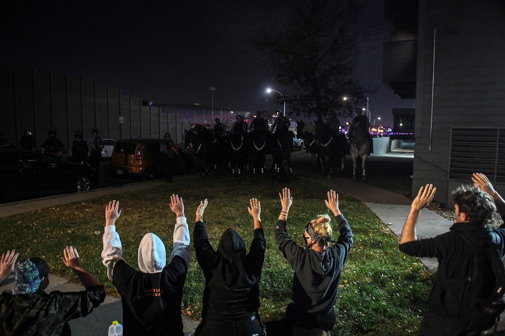 Manifestantes enfrentam policiais montados em Minneapolis, Minnesota, nesta quarta-feira (4) — Foto: Nicholas Pfosi/Reuters