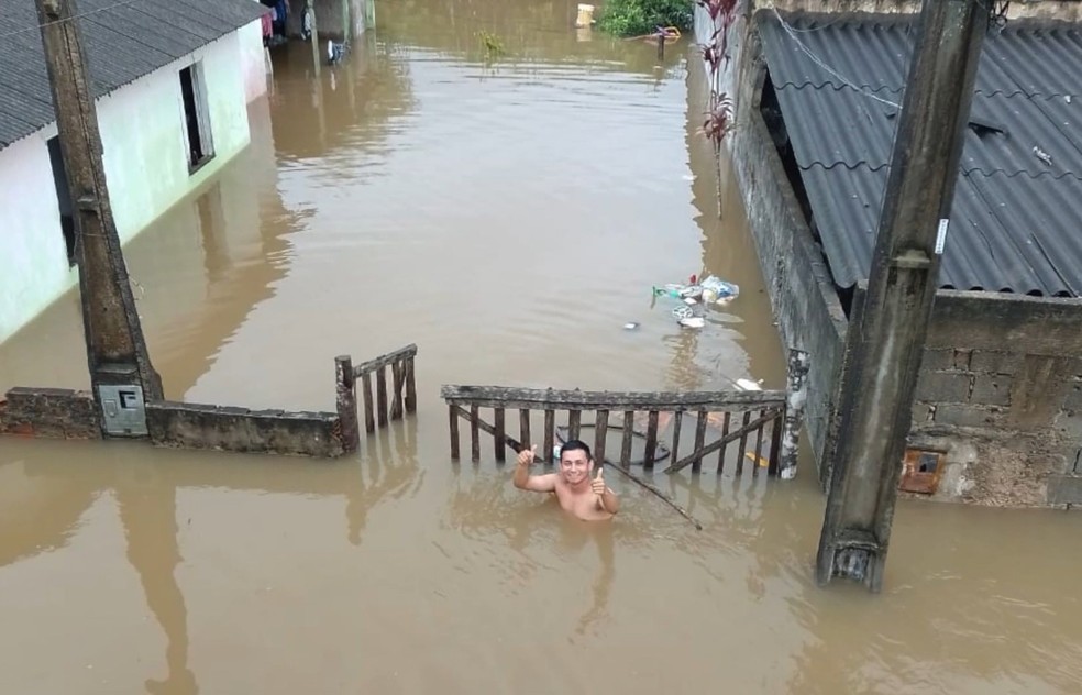 Água batia no peito do morador no bairro Seringal, em Viana. — Foto: Reprodução TV Gazeta