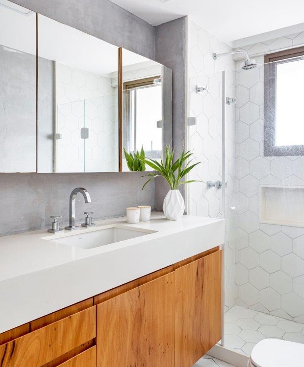BANHEIRO | Na suíte, o banheiro segue o mesmo conceito do restante da casa, com a madeira "esquentando" a base neutra (Foto: Juliano Colodeti / MCA Estúdio | Produção: Lu Algarte)