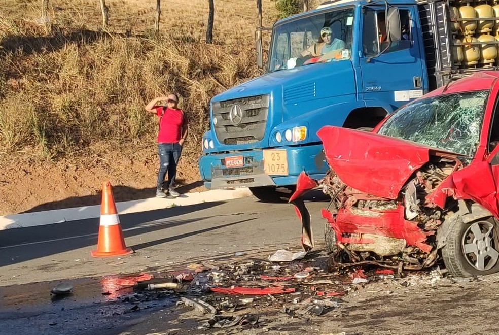 Carro onde estavam mãe e filha ficou destruído após acidente na BR-408 nesta sexta-feira (11) — Foto: Oton Veiga/TV Globo