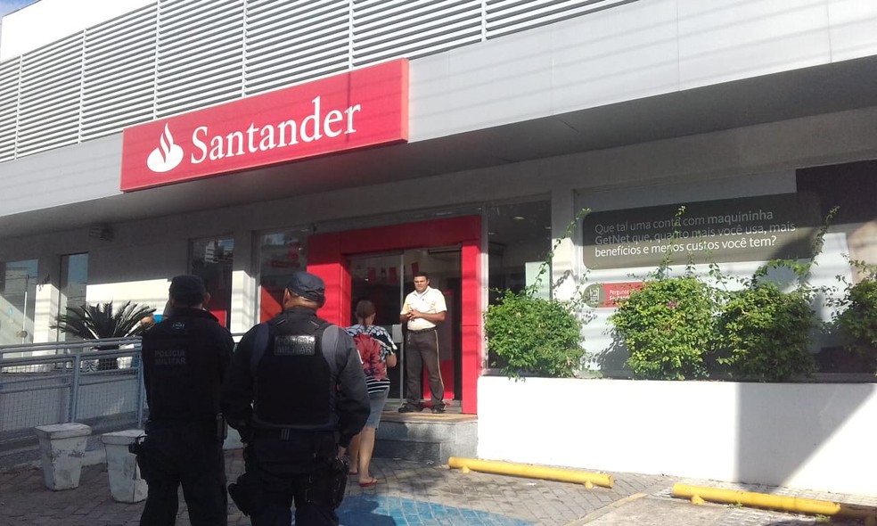 Arrombamento no Banco Santander na avenida Prudente de Morais (Foto: Mariana Rocha)