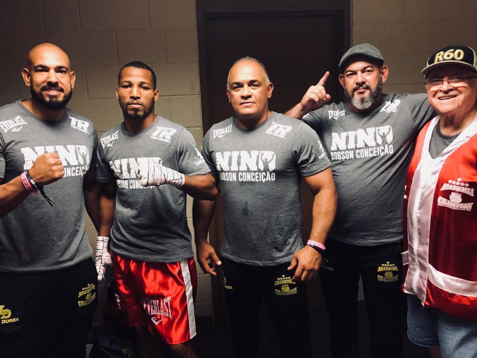 Robson Conceição com sua equipe: Andre Picolli (preparador), Luiz Dorea (treinador), Luiz Menezes (manager) e Miguel Diaz (cutman) (Foto: Arquivo Pessoal)