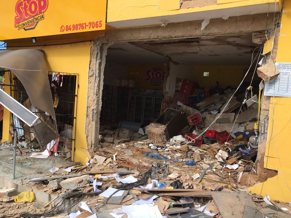 Bandidos explodem cofre de posto de combust&iacute;veis na Zona Oeste de Natal &mdash; Foto: Geraldo Jer&ocirc;nimo/Inter TV Cabugi