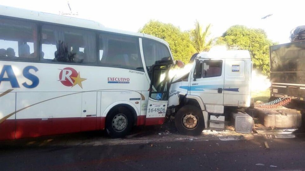 Dois passageiros tiveram ferimentos leves no acidente em Bocaina (Foto: Grupo Imprensa de Jaú)