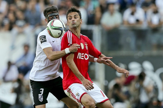Jonas disputa bola com Josué em jogo do Benfica (Foto: Jose Coelho/ EFE)
