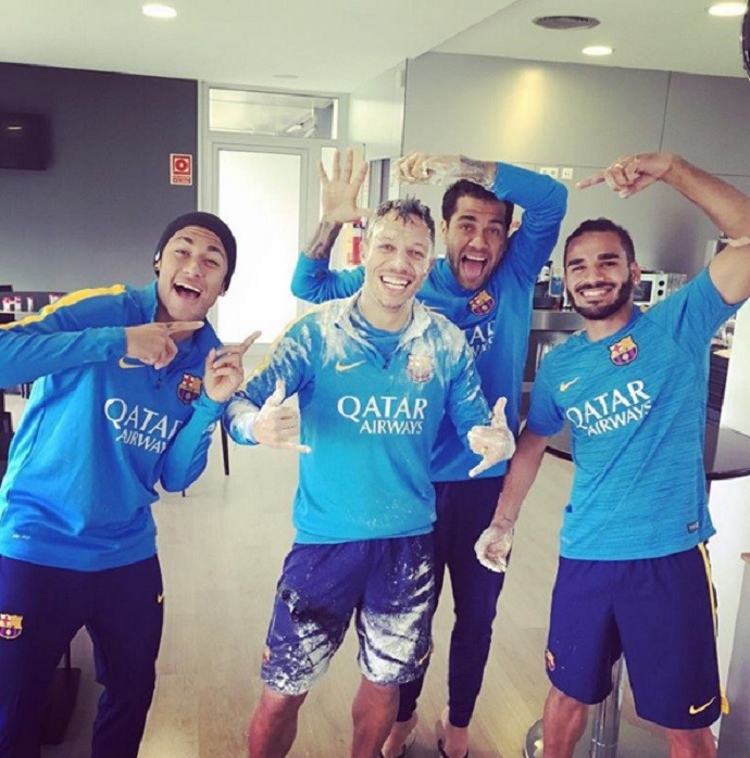 Adriano, Daniel Alves e Douglas farinha em Adriano