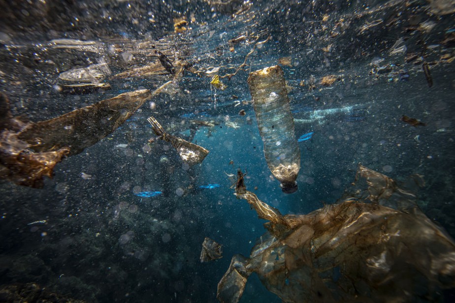 Água poluída por resíduos plásticos em Hatay, Turquia