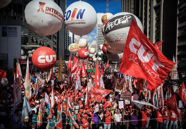 Movimentos sociais e sindicatos organizam manifestação pelo Dia do Trabalho em São Paulo, na Avenida Paulista (Foto: FERNANDO BIZERRA/EFE)