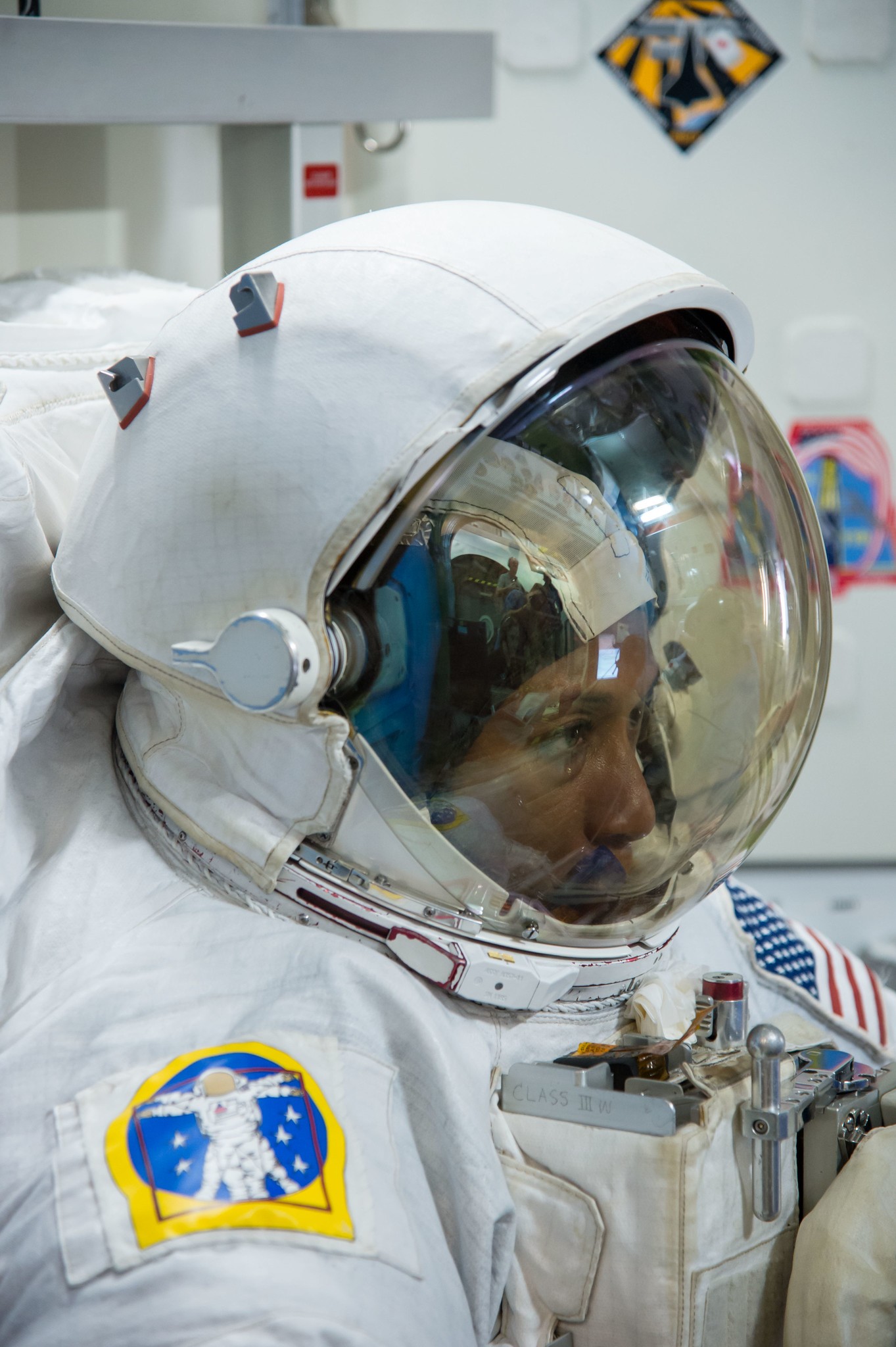 A cientista experimenta o traje espacial da NASA durante treinamento (Foto: NASA)