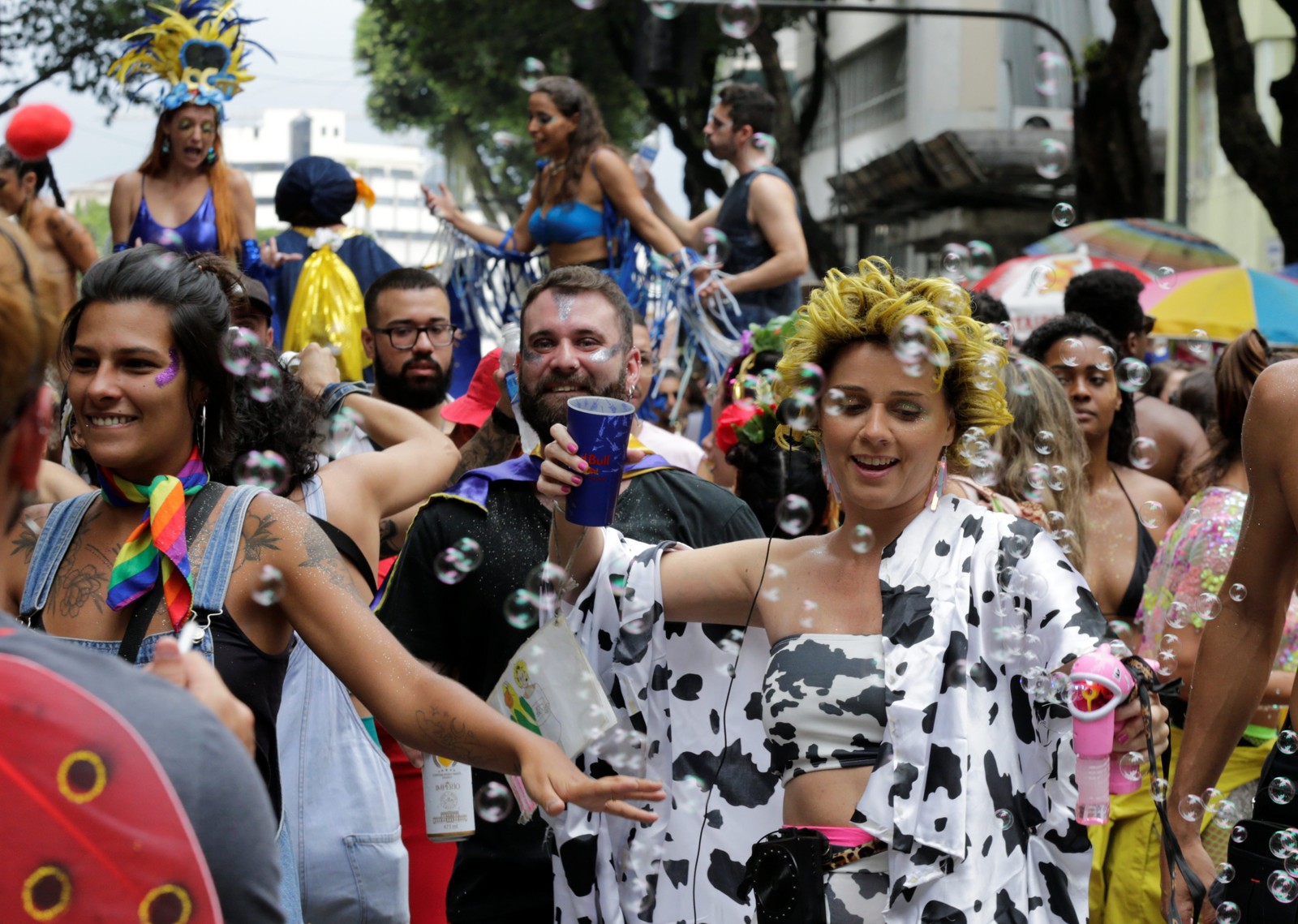 Foliões desfilam no bloco canário do Rei — Foto: Domingos Peixoto/Agência O Globo