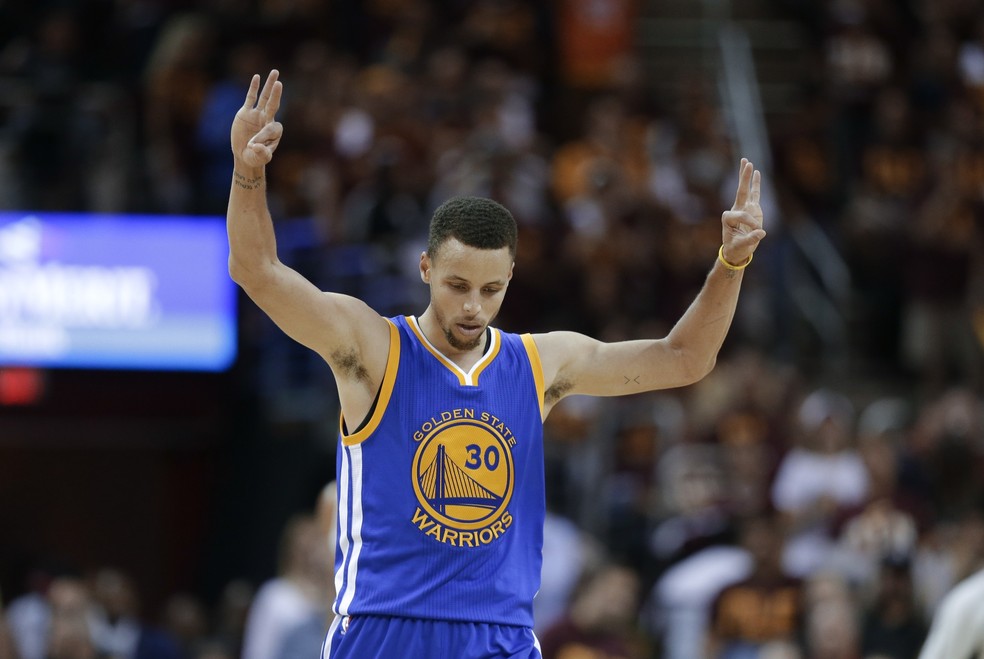 Stephen Curry comemora cesta no jogo contra o Cleveland — Foto: Tony Dejak/AP Photo