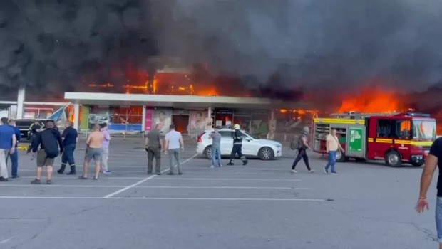 Incêndio atinge shopping após ataque russo na Ucrânia (Foto: Telegram via BBC News)
