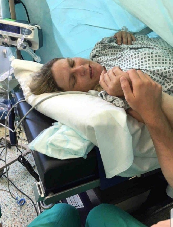 Mulher quase morre após ser barriga solidária  (Foto:   TriangleNews)