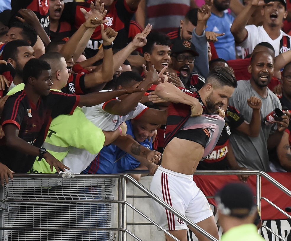 Diego comemora com no Maracanã — Foto: André Durão/GloboEsporte.com