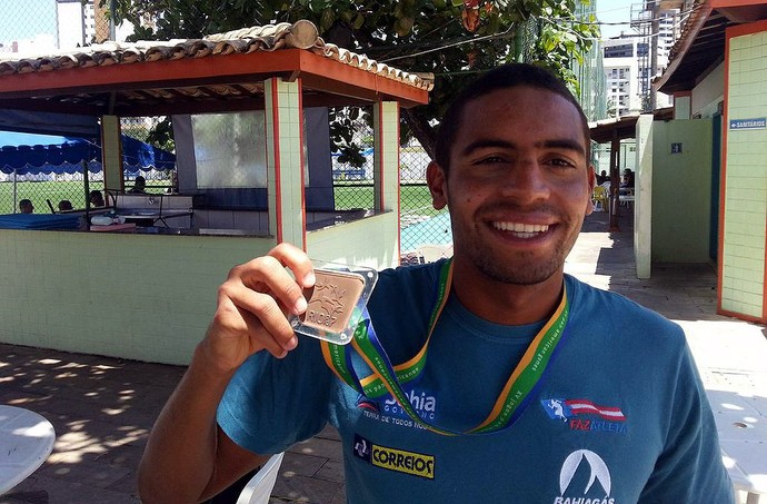 Allan do Carmo com medalha do Pan e calças utilizadas nas Olimpiadas (Foto: Raphael Carneiro)