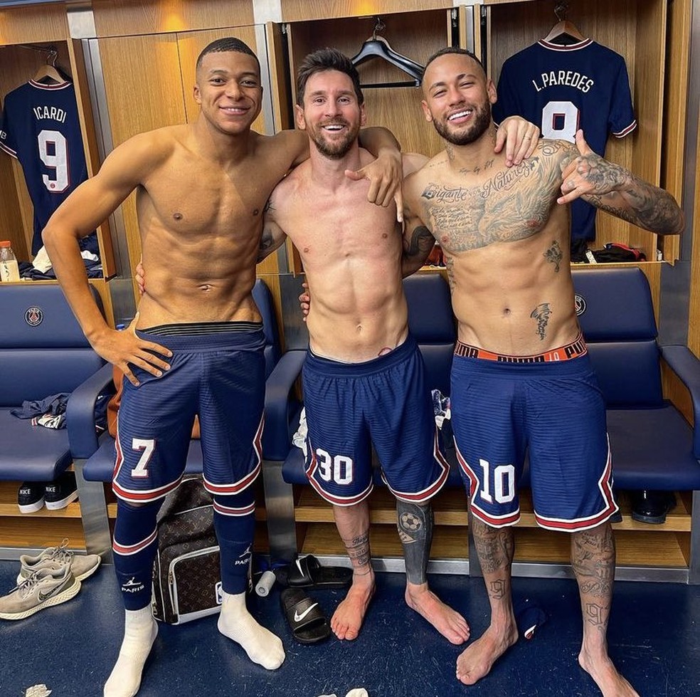 Mbappé, Messi e Neymar, em registro feito no vestiário após a vitória do PSG diante do Manchester City — Foto: Reprodução/Instagram