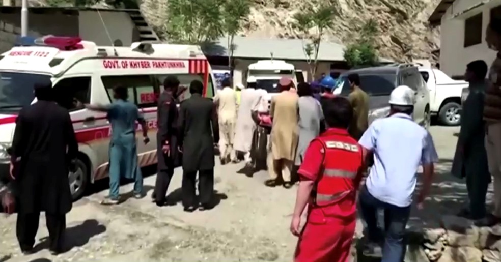 Ambulância socorre vítimas de explosão em ônibus no Paquistão, em 14 de julho de 2021 — Foto: Reprodução/Vídeo/Via Reuters